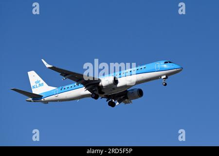 Flugzeug KLM Cityhopper, Embraer ERJ-190, PH-EZC Stockfoto