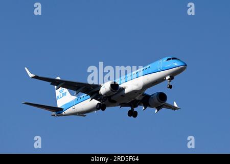 Flugzeug KLM Cityhopper, Embraer ERJ-190, PH-EZC Stockfoto