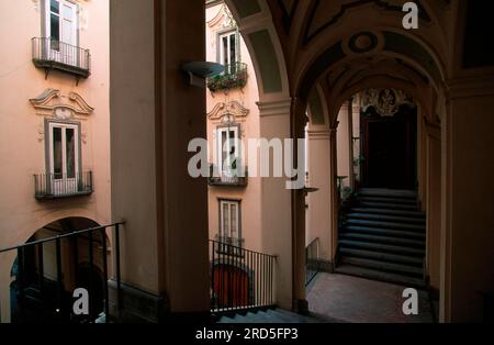 Treppe, Palazzo dello Spagnolo, Neapel, Italien Stockfoto