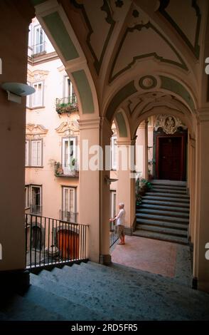 Treppe, Palazzo dello Spagnolo, Neapel, Italien Stockfoto