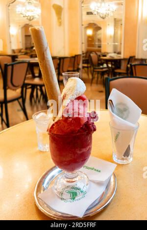 Rom, Latium, Italien, Eine Tasse Eis auf dem Tisch mit klassischem Interieur von Giolitti, einer der ältesten Gelaterien in Rom. Stockfoto