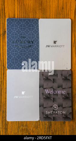 Zimmerschlüsselkarten für Marriott-eigene Hotels - JW Marriott, Sheraton, Luxury Collection Stockfoto