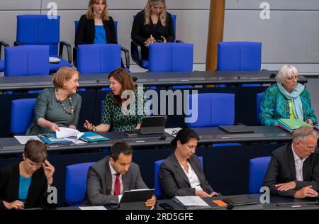 Lisa Paus, Bundesministerin für Familie, Senioren, Frauen und Jugend, rechts: Claudia Roth, Staatsministerin für Kultur und Medien Stockfoto