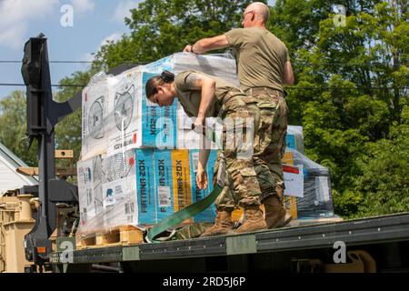 Hardwick, Vereinigte Staaten Von Amerika. 17. Juli 2023. Hardwick, Vereinigte Staaten von Amerika. 17. Juli 2023. USA Army SPC. Taylor LaRocque, Left, und Staff Sgt. Emil Lemay, Right, mit der Vermont Army National Guard entladen spendende elektrische Ventilatoren nach den Überschwemmungen, 17. Juli 2023 in Hardwick, Vermont. Soldaten halfen bei der Organisation und Verteilung von Spendengegenständen an Städte, die von Überschwemmungen in ganz Vermont betroffen waren. Kredit: Sergeant Denis Nunez/U.S. Army Photo/Alamy Live News Stockfoto