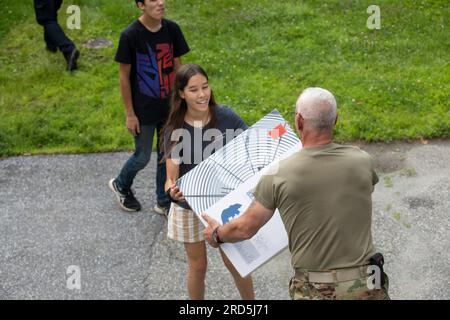 Hardwick, Vereinigte Staaten Von Amerika. 17. Juli 2023. Hardwick, Vereinigte Staaten von Amerika. 17. Juli 2023. EIN US-AMERIKANISCHER Ein Soldat der Vermont Army National Guard überreicht einem jungen Bewohner nach den Überschwemmungen einen elektrischen Ventilator, am 17. Juli 2023 in Hardwick, Vermont. Soldaten halfen bei der Organisation und Verteilung von Spendengegenständen an Städte, die von Überschwemmungen in ganz Vermont betroffen waren. Kredit: Sergeant Denis Nunez/U.S. Army Photo/Alamy Live News Stockfoto