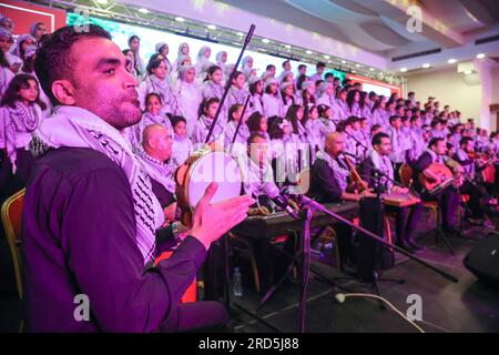 Gaza, Palästina. 18. Juli 2023. Ein palästinensischer Musiker nimmt an einer Abschlusszeremonie für den Kinderchor mit dem Titel „Enjoy your life with music“ in Gaza-Stadt Teil. Eine musikalische Gruppe der Al-Sununu Foundation for Culture veranstaltet in Zusammenarbeit mit der Deutschen Agentur eine Abschlusszeremonie für den Kinderchor mit dem Titel "Enjoy your life with music". In Anwesenheit des palästinensischen Ministers für Frauenangelegenheiten, Amal Hamad, des Generaldirektors der UNRWA-Operationen in Palästina, Thomas White, und Dutzender an Musik interessierter Palästinenser. Kredit: SOPA Images Limited/Alamy Live News Stockfoto