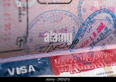 US-Einreisestempel, B1 / B2 Visum USA-Visumstempel im Reisepass. Visummarke der Vereinigten Staaten von Amerika im Reisepass. Der Stempel des US-Visums für LAX Los Angeles Stockfoto