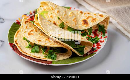 Frische Tortilla Wrap mit Gemüse und Lachs auf Platte Stockfoto