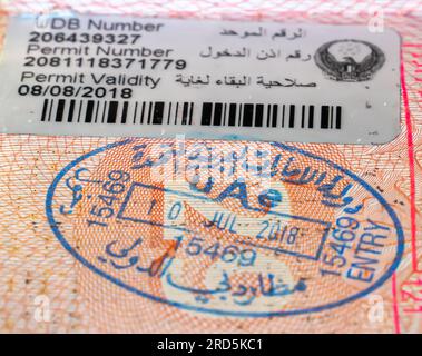 Stempel am Grenzübergang in den VAE in einem offenen Pass. Stempel des Einreisepasses der Vereinigten Arabischen Emirate. Einreisestempel Dubai 2018 Stockfoto