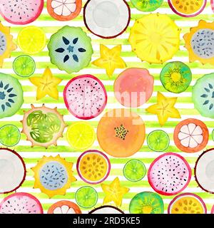 Nahtloses Muster mit exotischen tropischen Obstscheiben. Von Hand gezeichnete Aquarelle auf gestreiftem farbigem Hintergrund. Helle Sommerdekoration in Aquarellfarben Stockfoto