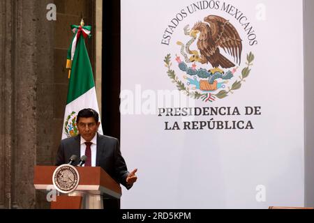 Mexiko-Stadt, Mexiko. 18. Juli 2023. Der Gouverneur von Oaxaca, Salvador Jara, bei der Zeremonie zum 151. Todestag des ehemaligen mexikanischen Präsidenten Benito Juarez Garcia, im Nationalpalast in Mexiko-Stadt. Am 18. Juli 2023 in Mexiko-Stadt, Mexiko (Kreditbild: © Luis Barron/Eyepix via ZUMA Press Wire) NUR REDAKTIONELLER GEBRAUCH! Nicht für den kommerziellen GEBRAUCH! Kredit: ZUMA Press, Inc./Alamy Live News Stockfoto