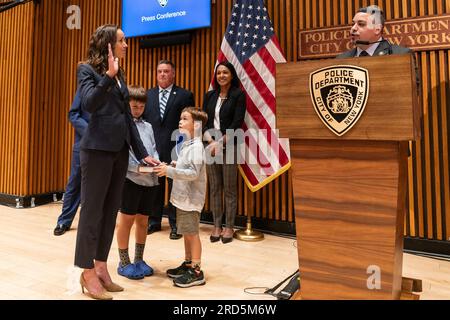 New York, New York, USA. 18. Juli 2023. Rebecca Weiner leistet einen Eid auf das Familienbuch, das ihre Söhne bei der Ankündigung der öffentlichen Sicherheit von Bürgermeister Eric Adams und Polizeichef Edward Caban im NYPD Hauptquartier in New York halten. Kommissar Edward Caban kündigte die Ernennung von Rebecca Weiner zur stellvertretenden Kommissarin für Nachrichtendienst und Terrorismusbekämpfung an. (Kreditbild: © Lev Radin/Pacific Press via ZUMA Press Wire) NUR ZUR REDAKTIONELLEN VERWENDUNG! Nicht für den kommerziellen GEBRAUCH! Stockfoto