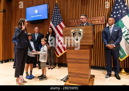 New York, New York, USA. 18. Juli 2023. Rebecca Weiner leistet einen Eid auf das Familienbuch, das ihre Söhne bei der Ankündigung der öffentlichen Sicherheit von Bürgermeister Eric Adams und Polizeichef Edward Caban im NYPD Hauptquartier in New York halten. Kommissar Edward Caban kündigte die Ernennung von Rebecca Weiner zur stellvertretenden Kommissarin für Nachrichtendienst und Terrorismusbekämpfung an. (Kreditbild: © Lev Radin/Pacific Press via ZUMA Press Wire) NUR ZUR REDAKTIONELLEN VERWENDUNG! Nicht für den kommerziellen GEBRAUCH! Stockfoto