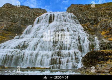 Dynjandi ist der berühmteste Wasserfall der Westfjorde und einer der schönsten Wasserfälle Islands Stockfoto