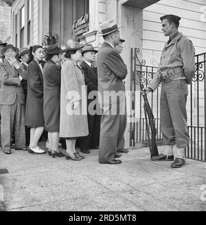 San Francisco, Kalifornien. Bush Street, San Francisco. Japanische Familienvorstände und allein lebende Personen bilden eine Linie vor der Civil Control Station, die sich im Auditorium der japanischen American Citizens League in der 2031 Bush Street befindet, um als Reaktion auf die zivile Ausschlussverordnung Nr. 20 vom 25. April 1942 zur „Verarbeitung“ zu erscheinen Stockfoto