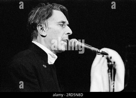 John Cale spielte 1992 Lieder für Drella in der Brangwyn Hall in Swansea. Stockfoto