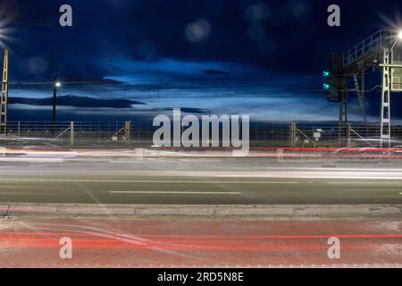 Diese Aufnahme wurde auf der Sydney Harbour Bridge mit einer langen Belichtung gemacht, um die roten Rücklichter und weißen Scheinwerfer von vorbeifahrenden Autos einzufangen Stockfoto