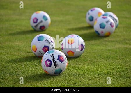 Rottach Egern, Deutschland. 18. Juli 2023. Offizieller Spielball Derbystar, Nahaufnahme, Objektansicht. Ball, Eier. Testspiel FC Bayern München - Rottach Egern 27-0 Trainingslager in Rottach Egern am 18. Juli 2023. Fußball 1. Bundesliga, Staffel 2023/2024. ? Kredit: dpa/Alamy Live News Kredit: dpa Picture Alliance/Alamy Live News Stockfoto