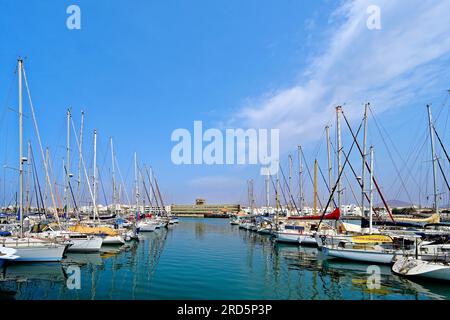 Lanzarote Kanarische Inseln Arrecife Stadt am Ufer HauptMarina Lanzarote Gegend mit vielen Yachten gegen tiefen blauen Himmel und dünne Zirruswolke Stockfoto