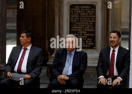 Mexiko-Stadt, Mexiko. 18. Juli 2023. 18. Juli 2023, Mexiko-Stadt, Mexiko: Der Präsident von Mexiko, Andrés Manuel Lopez Obrador, mit dem Gouverneur von Oaxaca, Salvador Jara, und dem Regierungschef von Mexiko-Stadt, Marti Batres, anlässlich der Zeremonie zum 151. Todestag des ehemaligen Präsidenten von Mexiko, Benito Juarez Garcia, im Nationalpalast von Mexiko-Stadt. Am 18. Juli 2023 in Mexico City, Mexiko (Foto: Luis Barron/Eyepix Group). Kredit: Eyepix Group/Alamy Live News Stockfoto