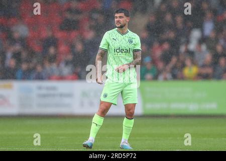 Cheltenham, Großbritannien. 18. Juli 2023. Alex Mowatt #27 of West Bromwich Albion während des Vorsaison-Freundschaftsspiels Cheltenham Town vs West Bromwich Albion im Fully-Suzuki Stadium, Cheltenham, Großbritannien, 18. Juli 2023 (Foto von Gareth Evans/News Images) in Cheltenham, Großbritannien, am 7./18. Juli 2023. (Foto: Gareth Evans/News Images/Sipa USA) Guthaben: SIPA USA/Alamy Live News Stockfoto