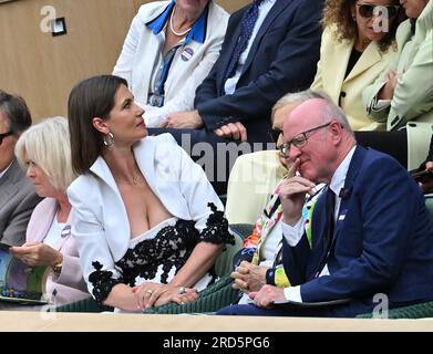 London, Gbr. 14. Juli 2023. Tag der Londoner Wimbledon-Meisterschaft 13 15./07/2023. Frau Martina Naratilovas Gast Frau Julia Lemigova und AELTC-Vorsitzender Ian Hewitt. Es wurden Beschwerden darüber laut, dass ihr niedrig geschnittenes Kleid „unangemessen in der Royal Box Credit: Roger Parker/Alamy Live News“ war Stockfoto