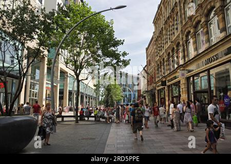 Shopper spazieren auf dem Hayes im Stadtzentrum von Cardiff, Wales, Großbritannien. Fußgängerzone mit Einkaufsmöglichkeiten, St Davids 2 Gebäude, belebte britische City Street Stockfoto