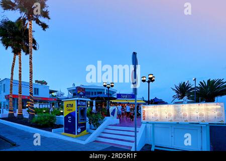 NZ7 6450 Lanzarote Kanarische Inseln Arrecife Matagorda bei Nacht beleuchtete Palmen mit blauem Himmel Stockfoto