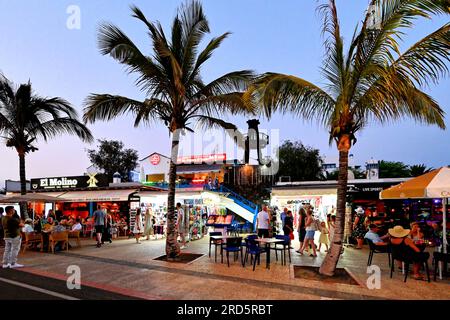 Lanzarote Kanarische Inseln Arrecife Matagorda bei Nacht beleuchtete Cafés und Palmen mit blauem Abendhimmel Stockfoto