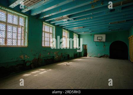 Alte Turnhalle in einer verlassenen Schule. Stockfoto