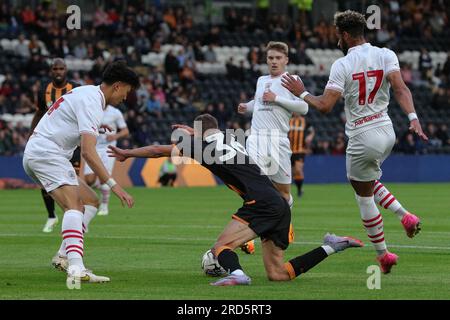 Hull, UK. 18. Juli 2023. Will Jarvis #36 von Hull City wird während des Vorsaison-Freundschaftsspiels Hull City gegen Barnsley im MKM Stadium, Hull, Großbritannien, am 18. Juli 2023 (Foto von James Heaton/News Images) in Hull, Großbritannien, am 7./18. Juli 2023 zu Fall gebracht. (Foto: James Heaton/News Images/Sipa USA) Guthaben: SIPA USA/Alamy Live News Stockfoto