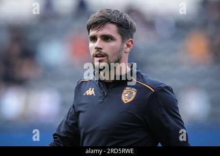 Hull, UK. 18. Juli 2023. Hull City Trialist George Cox wärmt sich vor dem Vorsaison-Spiel Hull City gegen Barnsley im MKM Stadium, Hull, Großbritannien, 18. Juli 2023 (Foto von James Heaton/News Images) in Hull, Großbritannien, am 7./18. Juli 2023 auf. (Foto: James Heaton/News Images/Sipa USA) Guthaben: SIPA USA/Alamy Live News Stockfoto