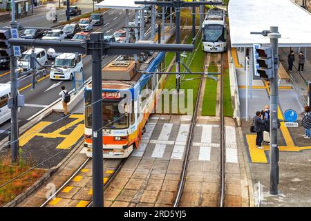 Kumamoto, Japan - Nov. 24 2022: Die Kumamoto City Tram ist eine bequeme öffentliche Verkehrsmittel, um in Kumamoto zu reisen Stockfoto