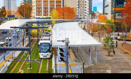 Kumamoto, Japan - Nov. 24 2022: Die Kumamoto City Tram ist eine bequeme öffentliche Verkehrsmittel, um in Kumamoto zu reisen Stockfoto