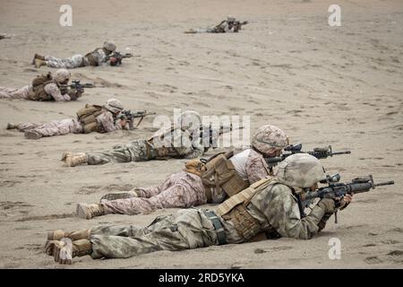 Peruanische Marines von der Batallòn de Ingeniería de Infantería de Marina und den USA Marines mit dem 4. Kampfeingenieurbataillon, 4. Marine Division, integrieren sich als einzelnes Team, um einen mechanischen Zwischenfall während der Durchführung der letzten Übung der Kampftechniker im Salinas Training Range zur Unterstützung von Resolute Sentinel 23 in Peru, 10. Juli 2023, durchzuführen. Resolute Sentinel verbessert die Einsatzbereitschaft von Militär- und Behördenmitarbeitern in den USA und den Partnerländern durch gemeinsame Schulungen zur Interoperabilität im Verteidigungsbereich, technische Projekte und Wissensaustausch zur Verbesserung der regionalen Stabilität Stockfoto