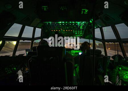 USA Citizen Airmen im 934. Airlift Flügel, Minneapolis-St. Paul Air Reserve Station, Minnesota, führt während der Übung Resolute Sentinel 23, 17. Juli 2023, in Chiclayo, Peru, Lufttransport in einem C-130H-Herkules-Flugzeug durch. Reserve Citizen Airmen sind entscheidend für den militärischen Erfolg unserer Nation insgesamt, wenn es darum geht, unser Heimatland vor Peer- und Near-Peer-Bedrohungen zu schützen und dazu beizutragen, dass die Militärs unserer Partnerländer die Unterstützung der Vereinigten Staaten erhalten, wenn sie sie benötigen. (USA Air Force Photo von Master Sgt. Corban Lundborg) Stockfoto