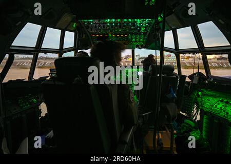 USA Citizen Airmen im 934. Airlift Flügel, Minneapolis-St. Paul Air Reserve Station, Minnesota, führt während der Übung Resolute Sentinel 23, 17. Juli 2023, in Chiclayo, Peru, Lufttransport in einem C-130H-Herkules-Flugzeug durch. Reserve Citizen Airmen sind entscheidend für den militärischen Erfolg unserer Nation insgesamt, wenn es darum geht, unser Heimatland vor Peer- und Near-Peer-Bedrohungen zu schützen und dazu beizutragen, dass die Militärs unserer Partnerländer die Unterstützung der Vereinigten Staaten erhalten, wenn sie sie benötigen. (USA Air Force Photo von Master Sgt. Corban Lundborg) Stockfoto