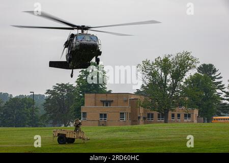 USA Soldaten der Army Reserve, die dem 412. Zivilkommando-Bataillon zugeteilt sind, führen während der Operation Wikinger in Muscatatuck am 15. Juli 2023 Hebevorgänge durch. Operation Viking ist eine intensive gemeinsame Task Force-Übung, die darauf ausgelegt ist, Soldaten mit einer realistischen Ausbildung vorzubereiten, die den Einsatz von Einheiten für zivile Angelegenheiten simuliert, um eine Notfalloperation in Afrika direkt zu unterstützen. (USA Army Reserve Foto von Sergeant Alexander Kelly) Stockfoto