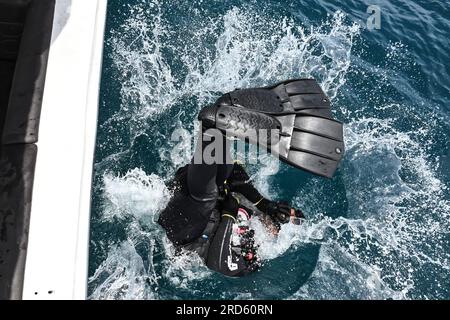 CARTAGENA, KOLUMBIEN (18. Juli 2023) - Während der UNITAS LXIV im Juli Betritt Ein kolumbianischer Taucher das Wasser während multinationaler Taucheinsätze mit Mobile Diving and Bergungseinheit 2 (MDSU 2). 18, 2023. UNITAS ist die am längsten laufende maritime Übung der Welt. Dieses Jahr ist Kolumbien Gastgeber und vereint multinationale Streitkräfte aus 20 Partnerländern, darunter 26 Kriegsschiffe/Schiffe, drei U-Boote, 25 Flugzeuge (fester Flügel/Hubschrauber) und etwa 7.000 Personen. Im Rahmen der Übung werden Truppen in gemeinsamen Seeoperationen geschult, die die taktische Kompetenz verbessern und die Interoperabilität mit dem Presenc erhöhen Stockfoto