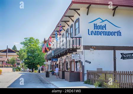 LEAVENWORTH, 25. JUNI 2023: Dorf Leavenworth im bayerischen Stil in der Nähe der Cascade Mountains Stockfoto