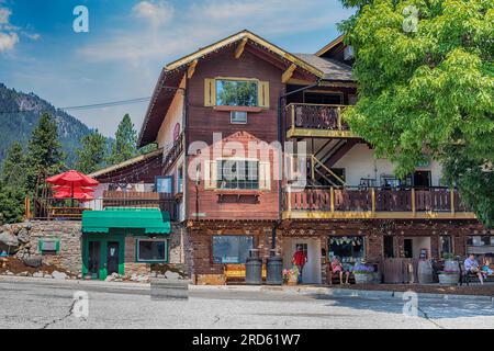 LEAVENWORTH, 25. JUNI 2023: Dorf Leavenworth im bayerischen Stil in der Nähe der Cascade Mountains. Beliebter Ort für Touristen Stockfoto