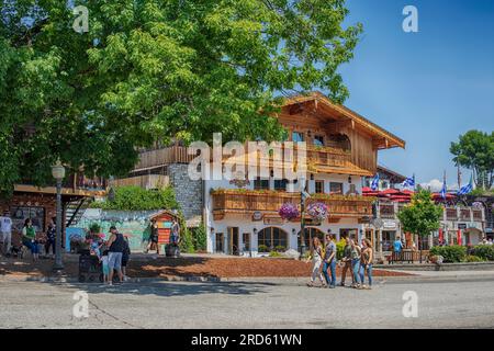 LEAVENWORTH, 25. JUNI 2023: Dorf Leavenworth im bayerischen Stil in der Nähe der Cascade Mountains. Beliebter Ort für Touristen Stockfoto