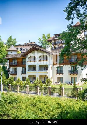 LEAVENWORTH, 25. JUNI 2023: Blick auf das Posthotel vom Enchantment Park. Dorf Leavenworth im bayerischen Stil in der Nähe der Cascade Mountains. Beliebter Ort Stockfoto