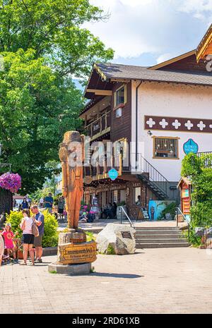 LEAVENWORTH, 25. JUNI 2023: Dorf Leavenworth im bayerischen Stil in der Nähe der Cascade Mountains. Stockfoto