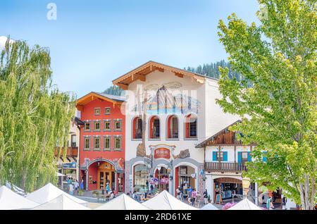 LEAVENWORTH, 25. JUNI 2023: Dorf Leavenworth im bayerischen Stil in der Nähe der Cascade Mountains. Stockfoto