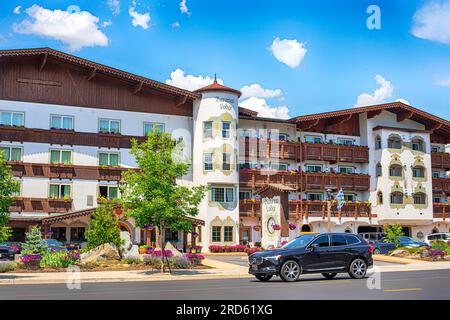 LEAVENWORTH, 25. JUNI 2023: Blick auf das Bavaria Lodge Hotel im bayerischen Dorf Leavenworth in der Nähe der Cascade Mountains. Beliebter Ort für Touristen Stockfoto