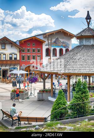 LEAVENWORTH, 25. JUNI 2023: Dorf Leavenworth im bayerischen Stil in der Nähe der Cascade Mountains. Stockfoto