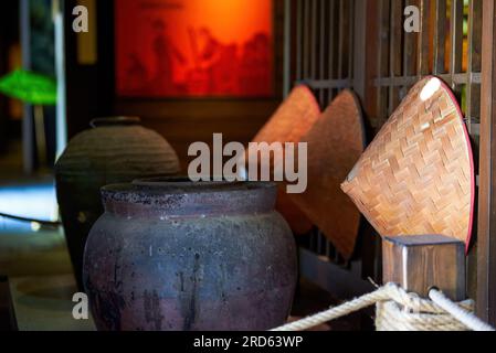 Tongefäße in alten chinesischen Dörfern Stockfoto