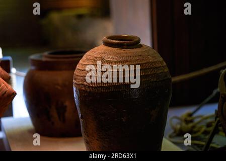 Tongefäße in alten chinesischen Dörfern Stockfoto