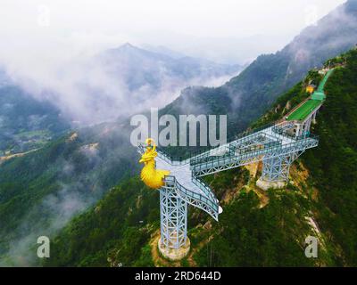 ANQING, CHINA - 19. JULI 2023 - Luftfoto zeigt die Phoenix Love Glass Aussichtsplattform der Feiqizhai Scenic Area, umgeben von Wolken in Yuexi coun Stockfoto